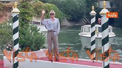 Venezia 82, Micaela Ramazzotti arriva al Lido e saluta i fotografi