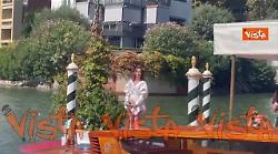 Venezia 82, Paola Bettinaglio in posa per i fotografi al Lido