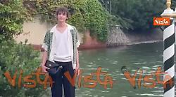 Venezia 82, Giulio Feltri in posa per i fotografi al Lido