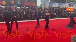Venezia 82, Rahi Chadda con maxi stivali cuissard in pelle sul red carpet