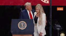 L'abbraccio tra Trump e la vedova Kirk ai Funerali per Charlie Kirk in Arizona