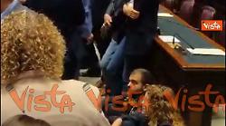 Attacco a Flotilla, protesta opposizioni alla Camera. Grimaldi (Avs) seduto per terra con kefiah