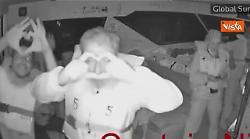 Attivisti Flotilla fanno segni di cuori con le mani prima dell'abbordaggio dei soldati israeliani