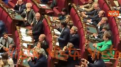 Conte in Aula regala alla premier libro M5s con dedica "Governo Meloni 3 anni di tasse"