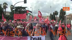 "Democrazia al lavoro", il corteo della Cgil a Roma, i manifestanti cantano Bandiera Rossa