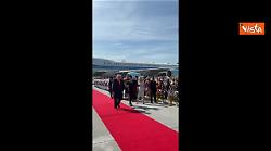 Trump in Malesia balla e sventola le bandiere all'arrivo all'aeroporto di Kuala Lumpur