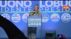 "Vi voglio bene", Meloni al pubblico di Bari al comizio di Lobuono per le regionali in Puglia