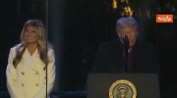 Trump e Melania accendono l'albero di Natale di Washington
