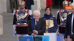 Milano-Cortina, Mattarella accende il braciere Olimpico alla cerimonia al Quirinale