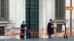 Il portone di Palazzo Chigi viene accostato dopo l'arrivo di Zelensky