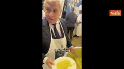 Tajani serve il risotto a festa Ambasciata Nuova Delhi per cucina italiana patrimonio Unesco