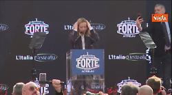 Meloni sul palco di Atreju accolta dal coro Giorgia Giorgia, lei: Grazie, siete meravigliosi