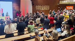 L'applauso per la segretaria Schlein all'assemblea del Pd