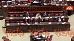 Meloni prende appunti durante intervento Conte in Aula alla Camera