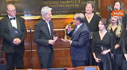 Claudio Baglioni riceve la Martinella da La Russa al Concerto di Natale al Senato