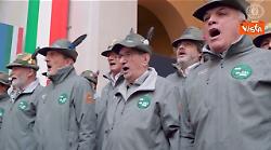 Coro alpini canta Inno Mameli a Palazzo Chigi, dopo "L'Italia chiam&ograve;" anche Meloni grida "S&igrave;"