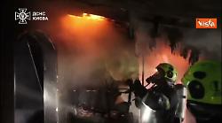 Attacco russo su Kiev, droni e missili contro i grattacieli. Le immagini dei soccorsi