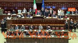 "Disastro Meloni", i cartelli del Pd in Aula dopo l'approvazione della manovra alla Camera