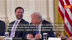 Trump legge un biglietto &ldquo;privato&rdquo; di Marco Rubio durante conferenza: "Torna dalla Chevron"