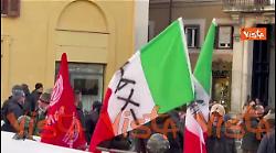 Sciopero tassisti, fumogeni e bombe carta a manifestazione Montecitorio