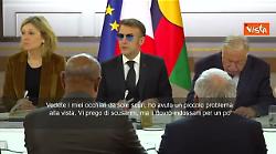 Macron con gli occhiali da sole scuri all'Eliseo: Li dovr&ograve; portare per un po'