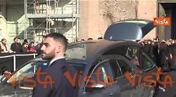 Funerali Valentino, l'applauso per il feretro all'uscita dalla Chiesa di Santa Maria degli Angeli