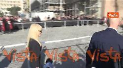 Donatella Versace ai funerali di Valentino a Roma