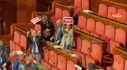Dl sicurezza, opposizioni con cartelli in Aula Senato, 'Con Governo Meloni zero sicurezza'