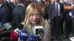 Meloni va via dal punto stampa, poi ci ripensa: Per&ograve; &egrave; l'ultima domanda