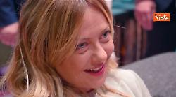 Selfie della Meloni con i sostenitori al Salone Internazionale del Mobile a Milano