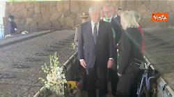 Tajani depone una corona d'alloro alle Fosse Ardeatine in occasione del 25 aprile
