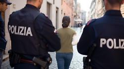 polizia e donna col gesso falsa ai ia