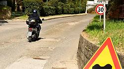 Odissea in auto: buche e lavori in tutta la provincia