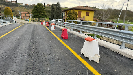 Ponte sul Canale Maestro della Chiana a Valiano di Montepulciano. Prove di carico per il collaudo della struttura