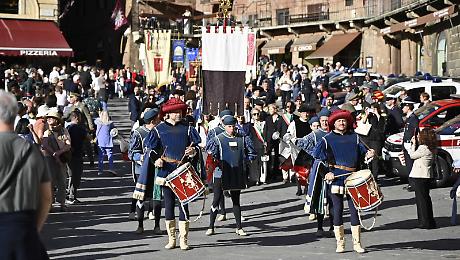 L'abbraccio a Santa Caterina: il cardinale Lojudice ricorda quanto sia attuale il suo messaggio per la pace - IL VIDEO
