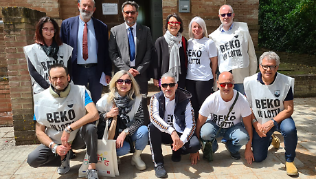 L'assessore Lenzi posa con i lavoratori Beko