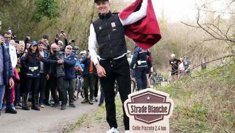 Strade Bianche: Pogacar inaugura il cippo in mezzo a centinaia di tifosi - Il video