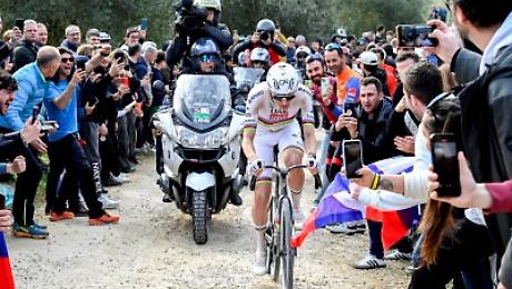 Strade Bianche, parla il trionfatore Tadej Pogacar: &ldquo;Ho provato una grande gioia e mi sono anche goduto la folla&rdquo;