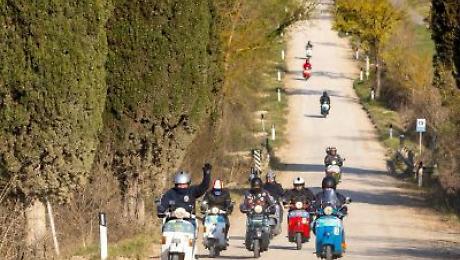 In sella alla Vespa sulle Strade Bianche