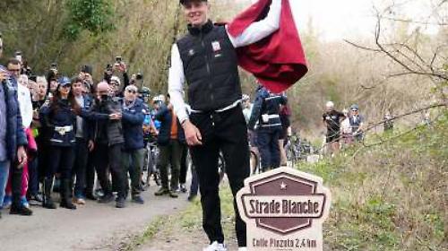 Strade Bianche: Pogacar inaugura il cippo in mezzo a centinaia di tifosi - Il video