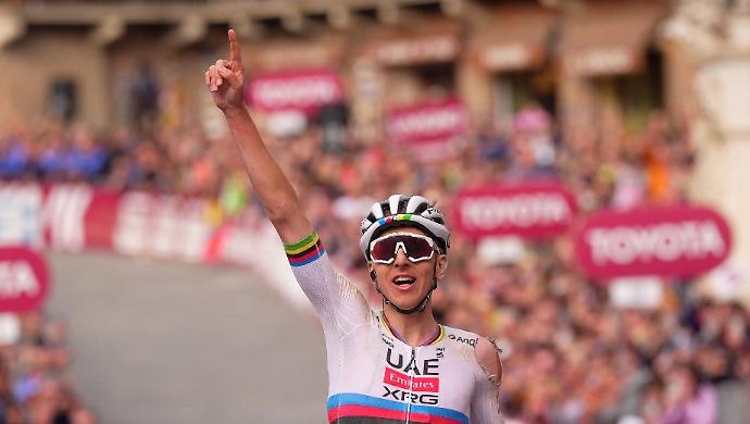 Strade Bianche, l'omaggio a Tadej Pogačar: cippo celebrativo a Colle Pinzuto