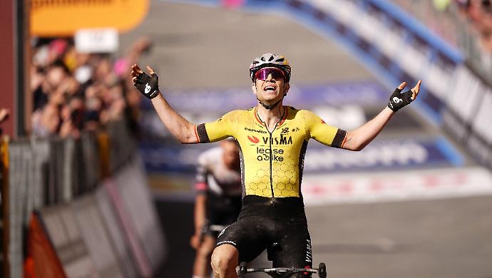 Van Aert vince in Piazza del Campo