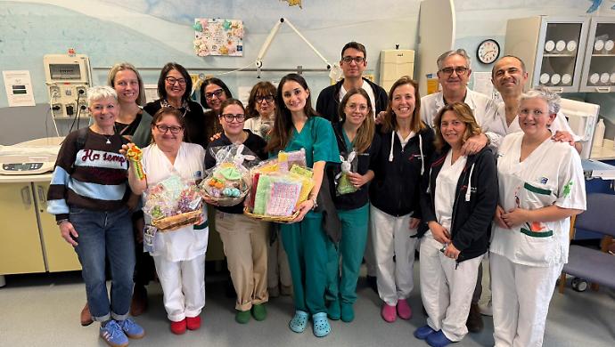 La solidariet&agrave; del gruppo uncinetto della Contrada della Torre per i bimbi di Nottola