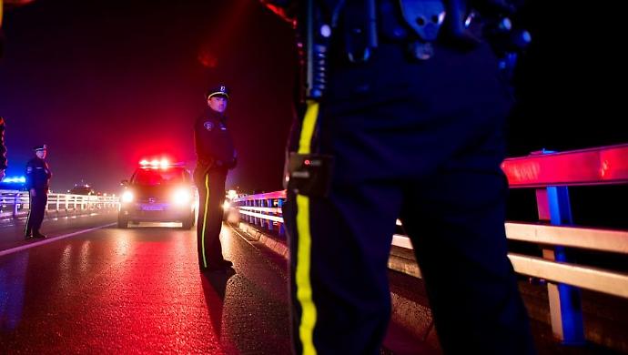 poliziotti in una tangenziale falsa ia ai