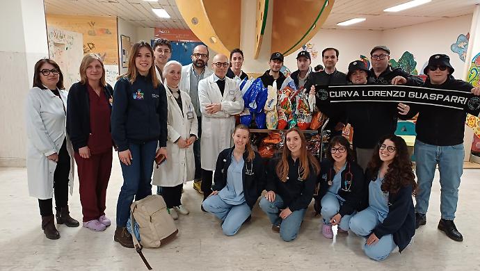 Uova bianconere della Curva Lorenzo Guasparri ai piccoli pazienti dell&rsquo;Aou Senese