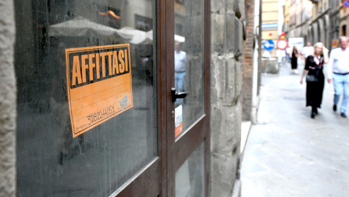 Viaggio fra i fondi commerciali vuoti: locali in affitto da 15mila euro al mese ma anche qualche occasione