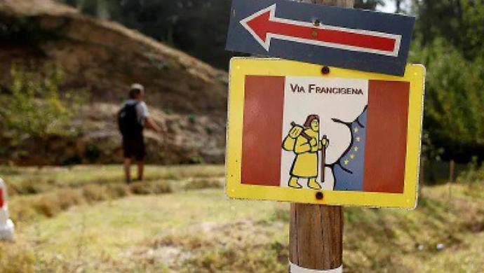 Il cuore senese della via Francigena: boom di turisti, tutti i numeri di un fenomeno