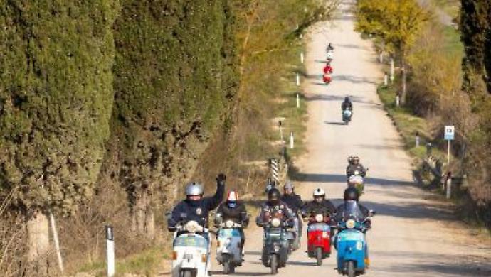 In sella alla Vespa sulle Strade Bianche