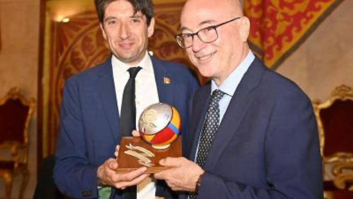 il priore della Chiocciola Marco Grandi e Aldo Cazzullo