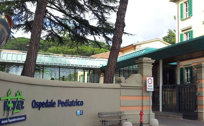 Arezzo, sta leggermente meglio la bambina di 18 mesi che ha rischiato di annegare. Ricoverata al Meyer, le sue condizioni restano gravi